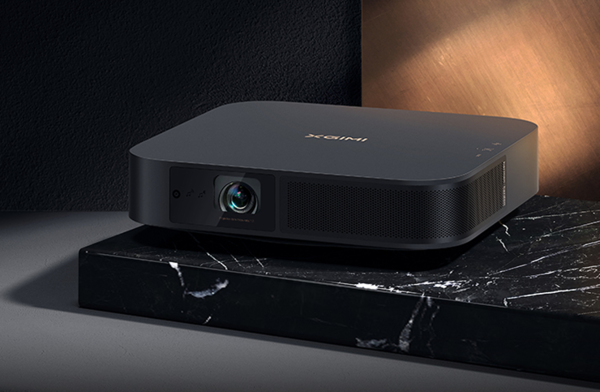 坚果g9在机身上设置了麦克风,因此可以远场语音交互